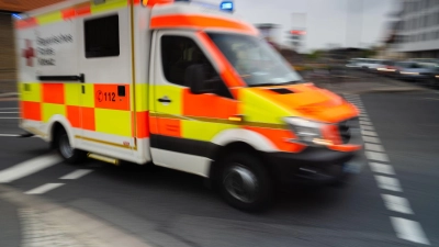 Eine 18-Jährige ist von einem Auto erfasst worden und schwer verletzt in ein Krankenhaus gekommen. (Symbolbild) (Foto: Nicolas Armer/dpa)