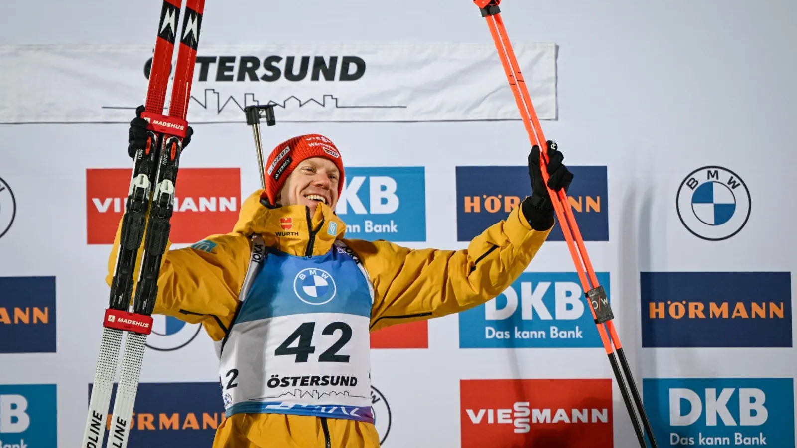 Roman Rees feiert seinen Sieg in Östersund. (Foto: Anders Wiklund/TT News Agency/AP/dpa)