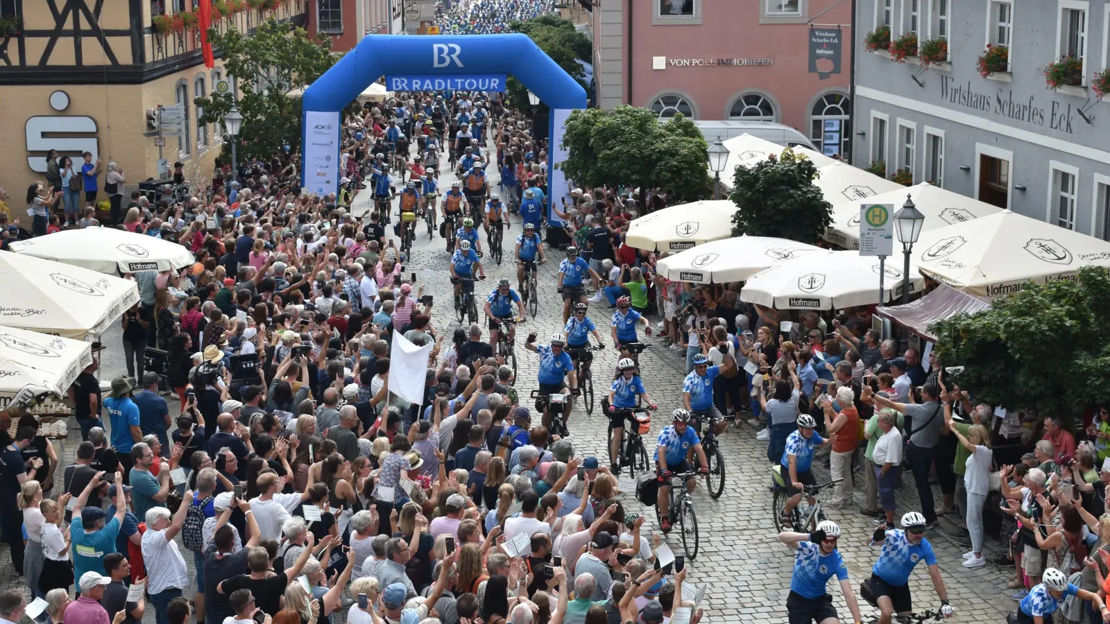 Bei strahlendem Sonnenschein wurden die mehr als 1000 Teilnehmerinnen und Teilnehmer der BR-Radltour am gestrigen Freitag auf dem Neustädter Marktplatz empfangen. (Foto: Ute Niephaus)