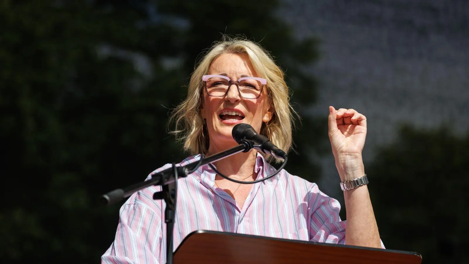 Für ihr Buch „Willkommen im falschen Film“ wurde Monika Gruber heftig kritisiert. Nun erscheint es in einer Neuauflage.  (Foto: Matthias Balk/dpa)