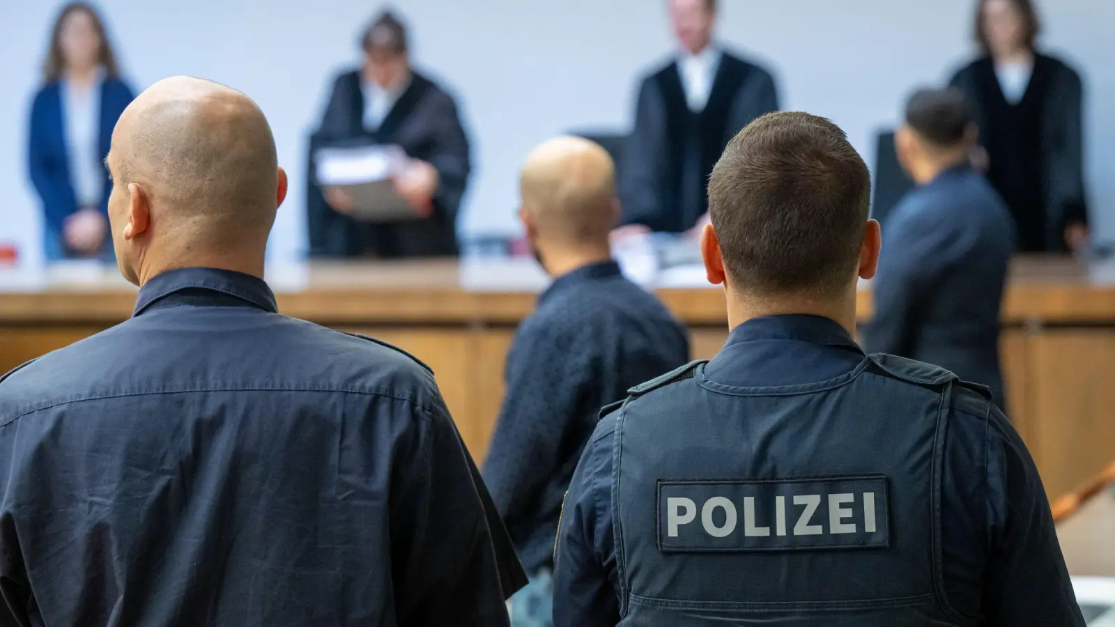 Die beiden Angeklagten sollen laut Staatsanwaltschaft gemeinsam gehandelt haben. (Foto: Peter Kneffel/dpa)