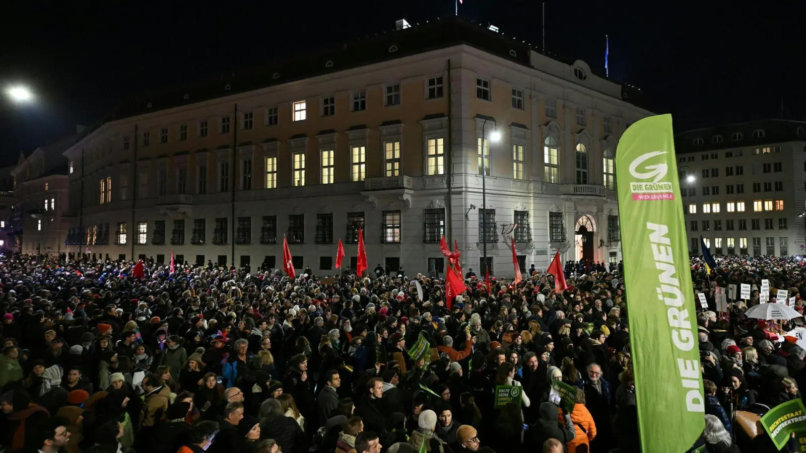 Tausende versammelten sich vor dem Kanzleramt. (Foto: Helmut Fohringer/apa/dpa)