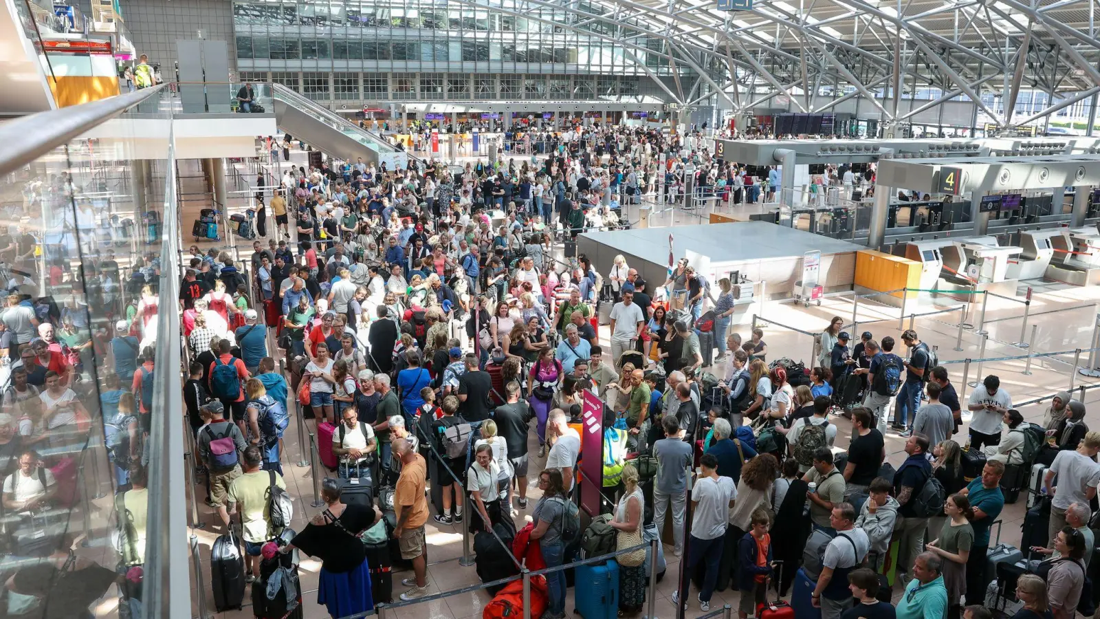 Betroffene Reisende tummeln sich am Flughafen Hamburg (Foto: Bodo Marks/dpa)