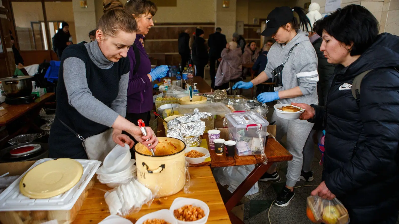 Menschen, die kurz zuvor evakuiert wurden, erhalten am Bahnhof von Uzhhorod in der Westukraine eine warme Mahlzeit. (Foto: -/Ukrinform/dpa)