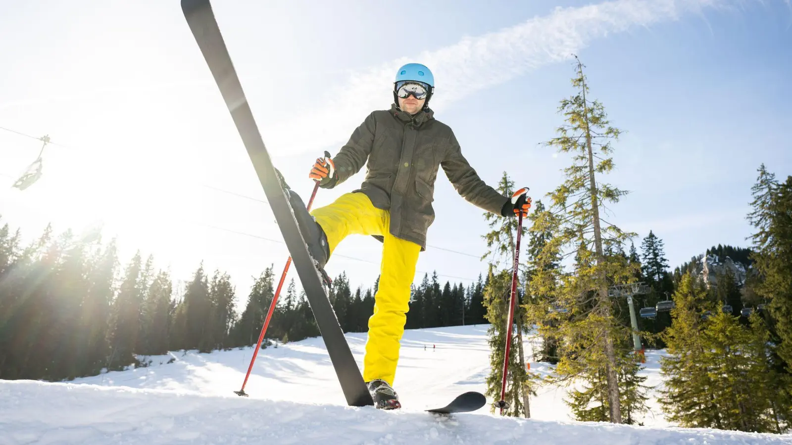 Alles glatt? Eine makellose Lauffläche ist ein wichtiges Kriterium beim Kauf gebrauchter Skier. (Foto: Benjamin Nolte/dpa-tmn)