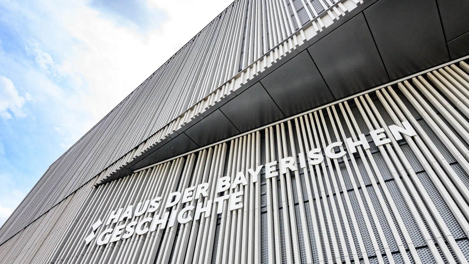 Die Bayernausstellung 2026 im Museum der Bayerischen Geschichte in Regensburg befasst sich mit dem Aufstieg des Nationalsozialismus. (Foto: Armin Weigel/dpa)