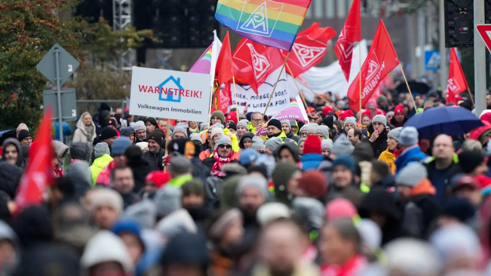 Warnstreik im VW-Stammwerk in Wolfsburg: Vor allem viele Industrieunternehmen planen Stellenstreichungen.  (Foto: Martin Meissner/AP POOL/dpa)