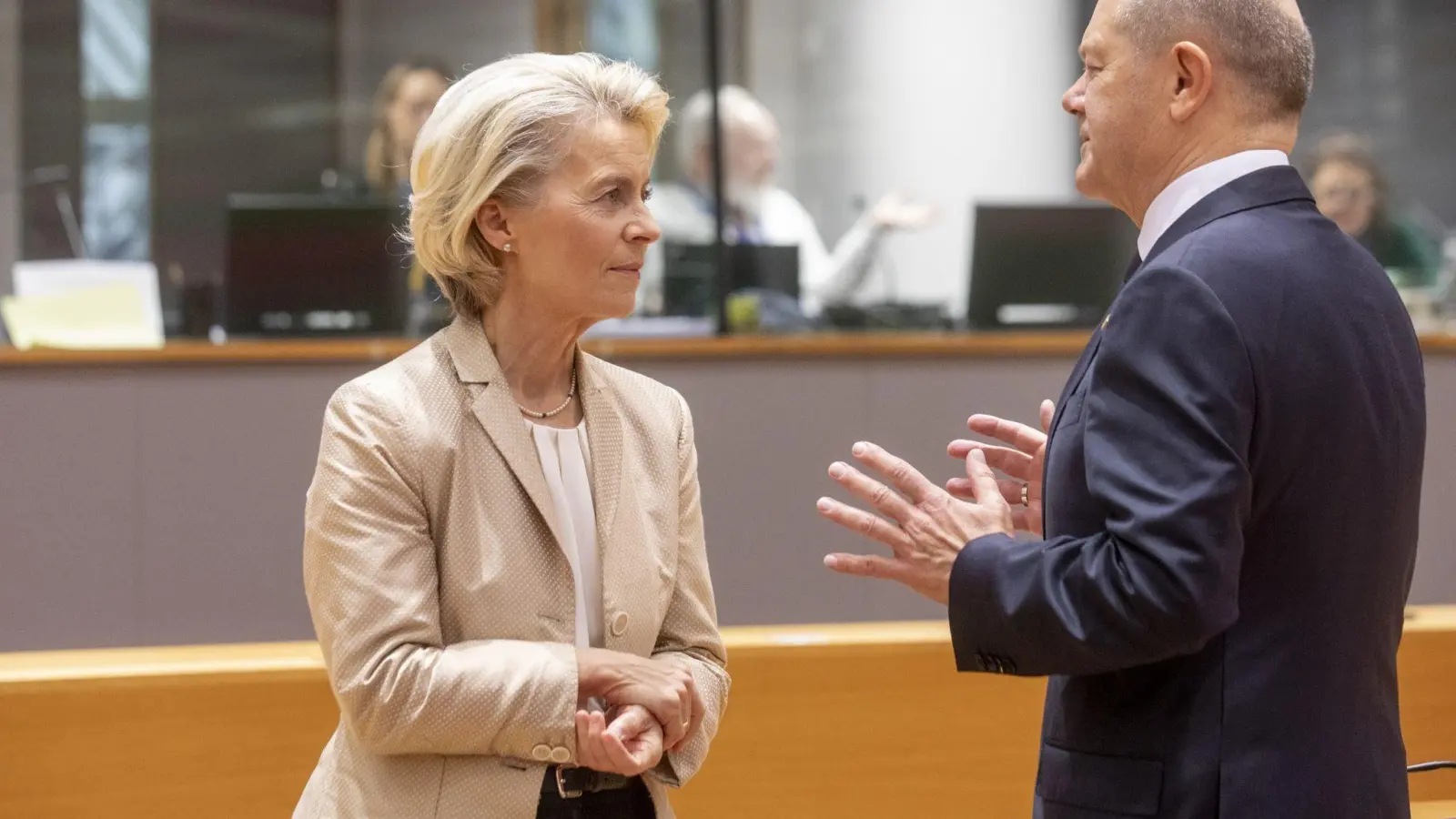 EU-Kommissionspräsidentin Ursula von der Leyen spricht mit Bundeskanzler Olaf Scholz beim EU-Gipfel in Brüssel. (Foto: Hatim Kaghat/Belga/dpa)