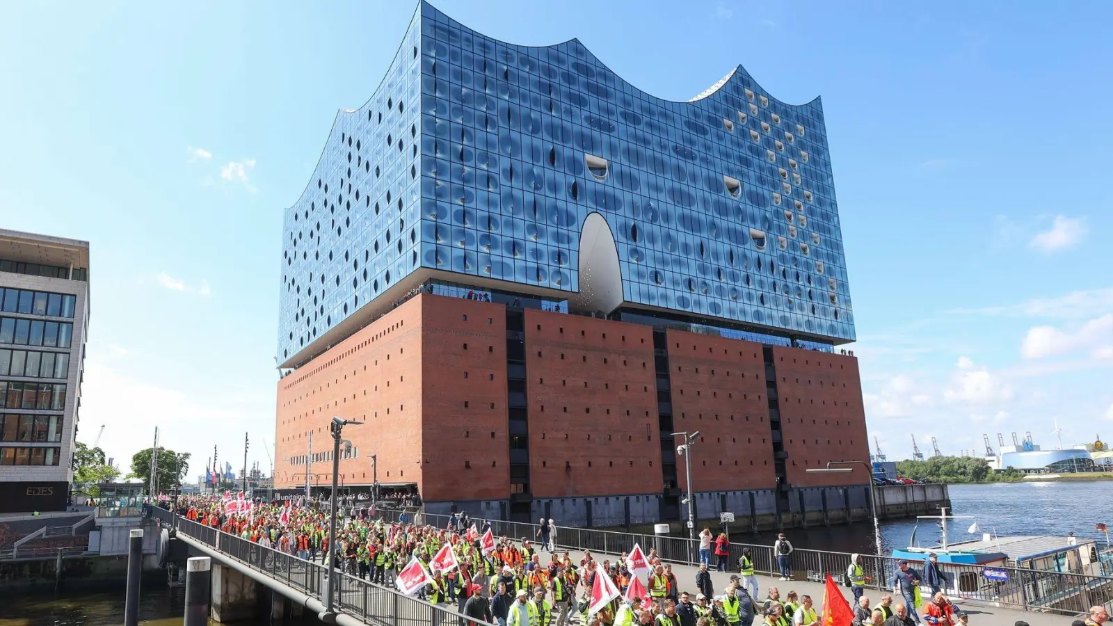 Streikende Hafenarbeiter ziehen bei einer Demonstration an der Hamburger Elbphilharmonie entlang. (Foto: Bodo Marks/dpa)