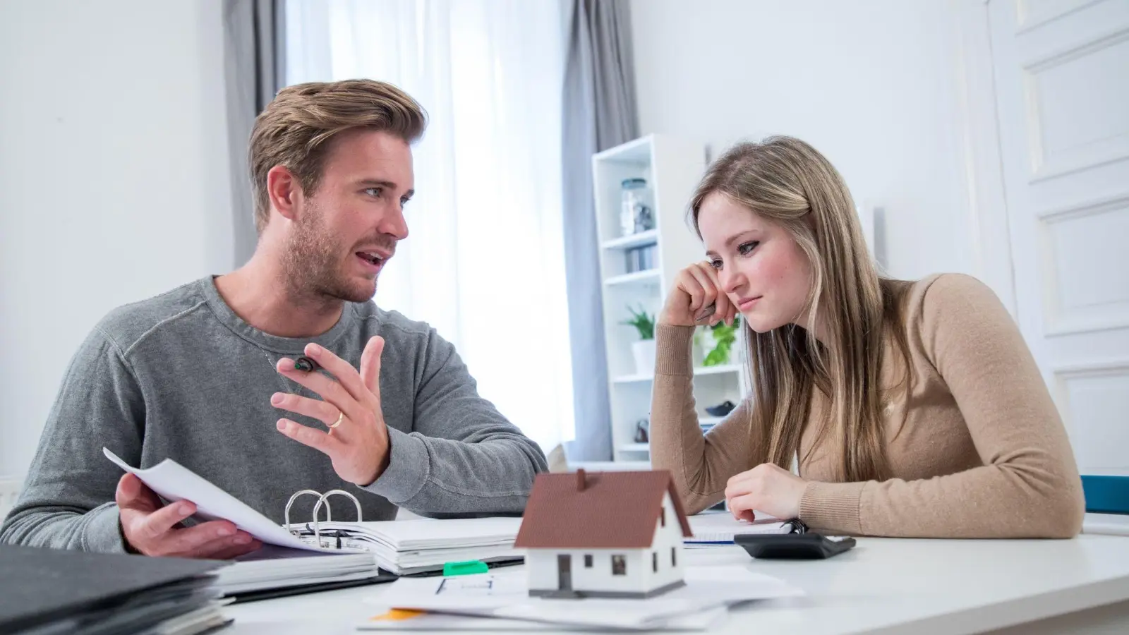 Wer vom Finanzamt den Bescheid zur Grundsteuer bekommt, sollte ihn genau prüfen - im Zweifel können auch Experten helfen. (Foto: Christin Klose/dpa-tmn)