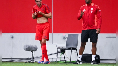 Auf Distanz zueinander: Leon Goretzka (l) und Trainer Vincent Kompany. (Foto: Sven Hoppe/dpa)