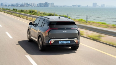 Der Kia EV3 hat eine Länge von 4,30 Metern und die kantigen Linien eines Großstadt-SUV. (Foto: Kia/dpa)