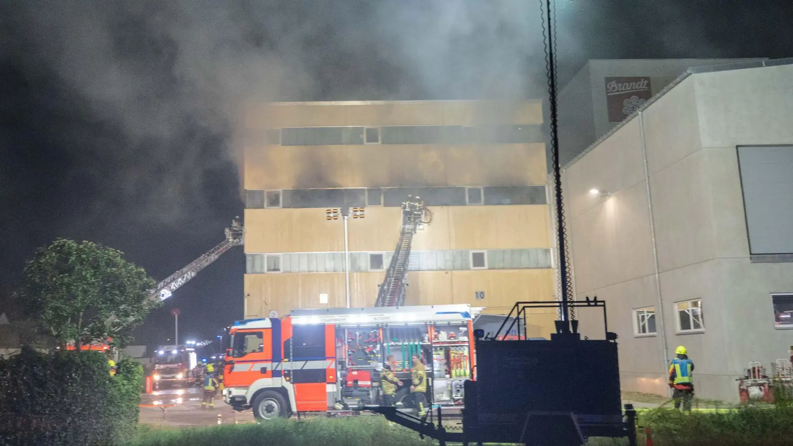 Knapp drei Tage nach Ausbruch wurde der Brand in der Fabrik gelöscht. Mehrere Hundert Feuerwehrleute waren im Einsatz. (Archivbild) (Foto: Haubner/Vifogra/dpa)