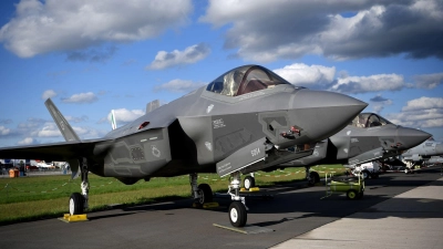 Ein Lockheed Martin F-35 Tarnkappenjet aus den USA mit einem Radargerät des Rüstungsunternehmens Hensoldt bei der Raumfahrtausstellung (ILA) in Berlin. (Foto: Britta Pedersen/zb/dpa)