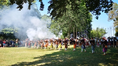 Die Musketiere lassen es krachen und ordentlich rauchen. Ihre Gefechtsbereitschaft weisen sie im Burggarten nach. (Foto: Jürgen Binder)