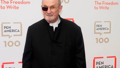 Der Schriftsteller Salman Rushdie im Mai 2023 in New York. (Foto: Frank Franklin II/AP/dpa)