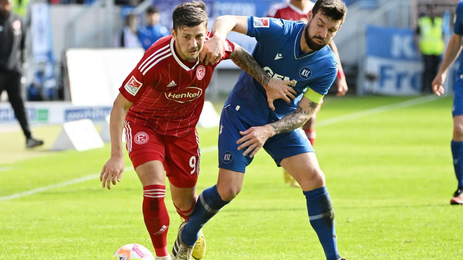 Dawid Kownacki (l) wird bald das Trikot des SV Werder Bremen tragen. (Foto: Uli Deck/Deutsche Presse-Agentur GmbH/dpa)