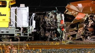 Schwere Kräne müssen die völlig demolierten Waggons wieder aufrichten und möglichst zurück auf die Schienen setzen. (Foto: Thomas Banneyer/dpa)