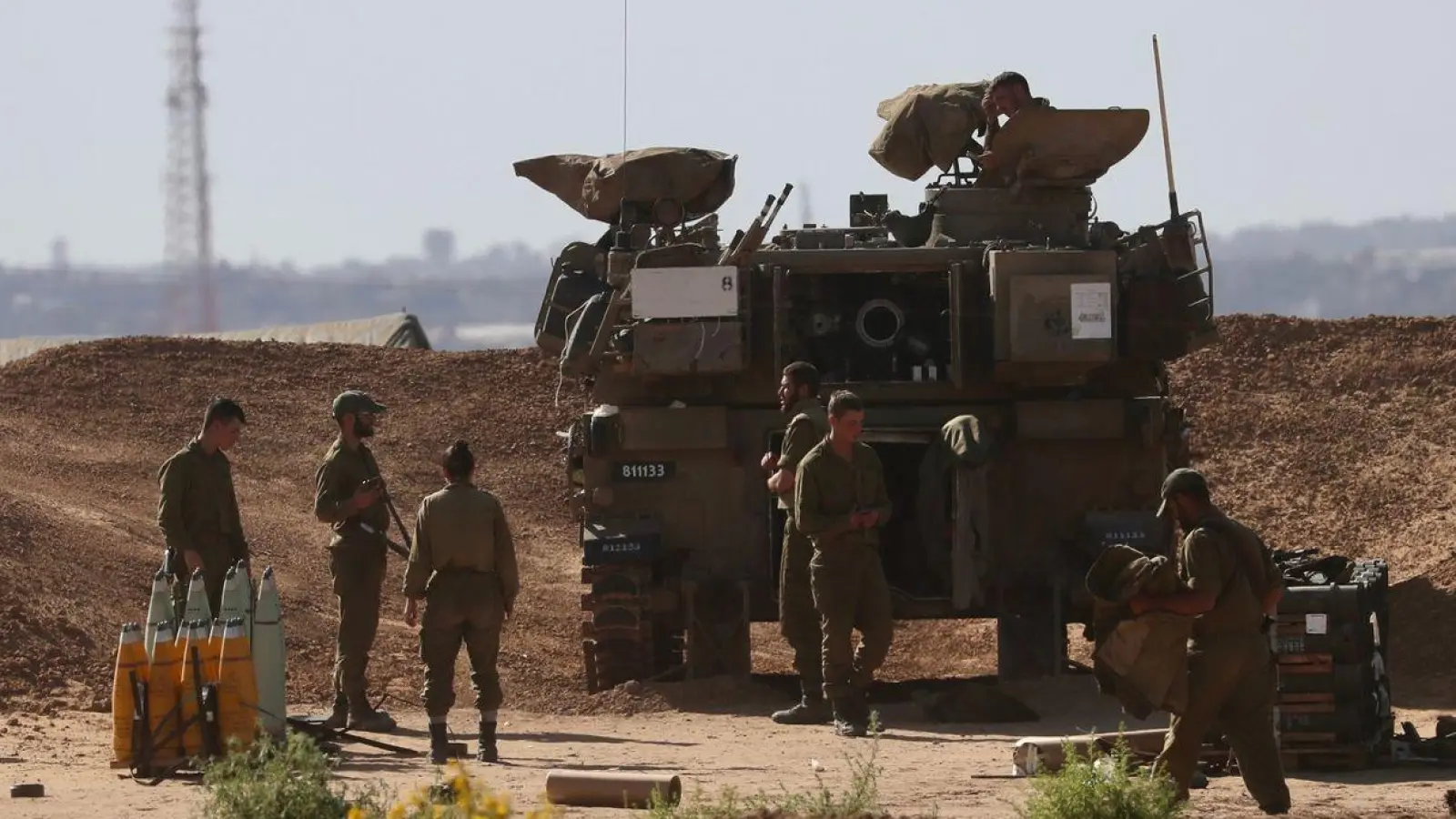 Israelische Soldaten am Grenzübergangs Kerem Schalom: Trotz der Ankündigung zur Öffnung des Grenzübergangs wurden nach UN-Angaben bislang keine Hilfsgüter geliefert. (Foto: Jamal Awad/Xinhua/dpa)