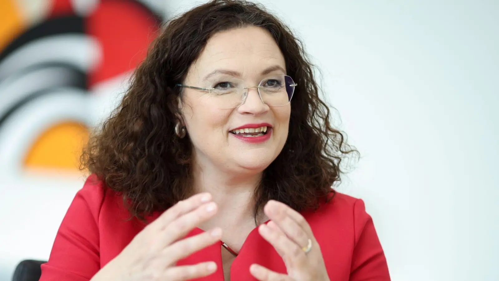 Arbeitsagentur-Chefin Andrea Nahles spricht sich angesichts des Fachkräftemangels für eine neue Willkommenskultur in Deutschland aus. (Foto: Daniel Karmann/dpa/Archiv)