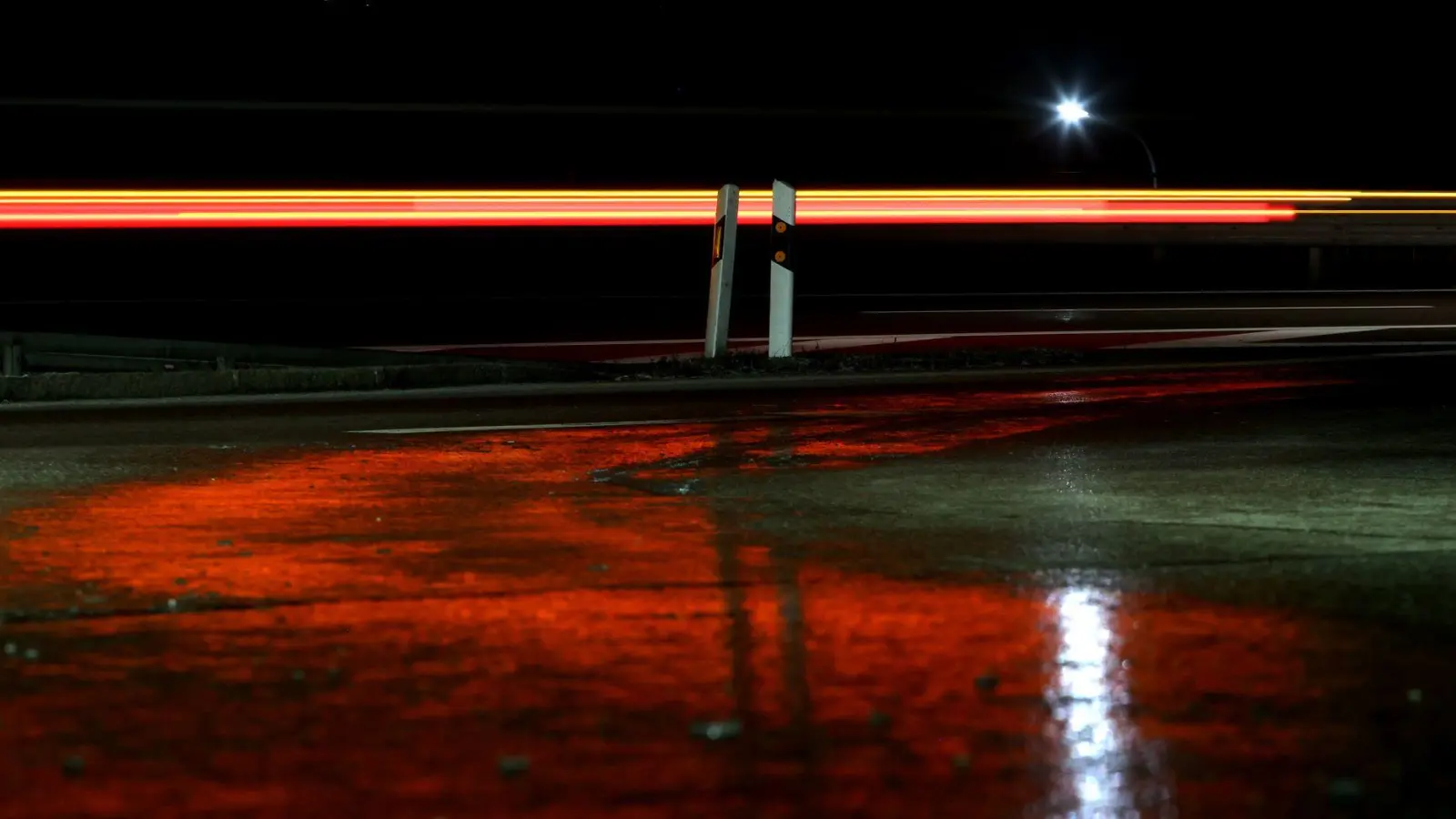 Glättegefahr: Zur Wochenmitte sollten Verkehrsteilnehmer in Bayern vorsichtig sein. (Archivbild) (Foto: Karl-Josef Hildenbrand/dpa)