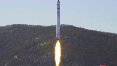 Dieses Foto zeigt angeblich den Test einer Rakete mit einem Testsatelliten auf dem Sohae-Satellitenstartplatz in Nordkorea. Das Bild wurde von der staatlichen Nachrichtenagentur KCNA zur Verfügung gestellt, sein Inhalt kann nicht unabhängig verifiziert werden. (Foto: Uncredited/KCNA via KNS/AP)