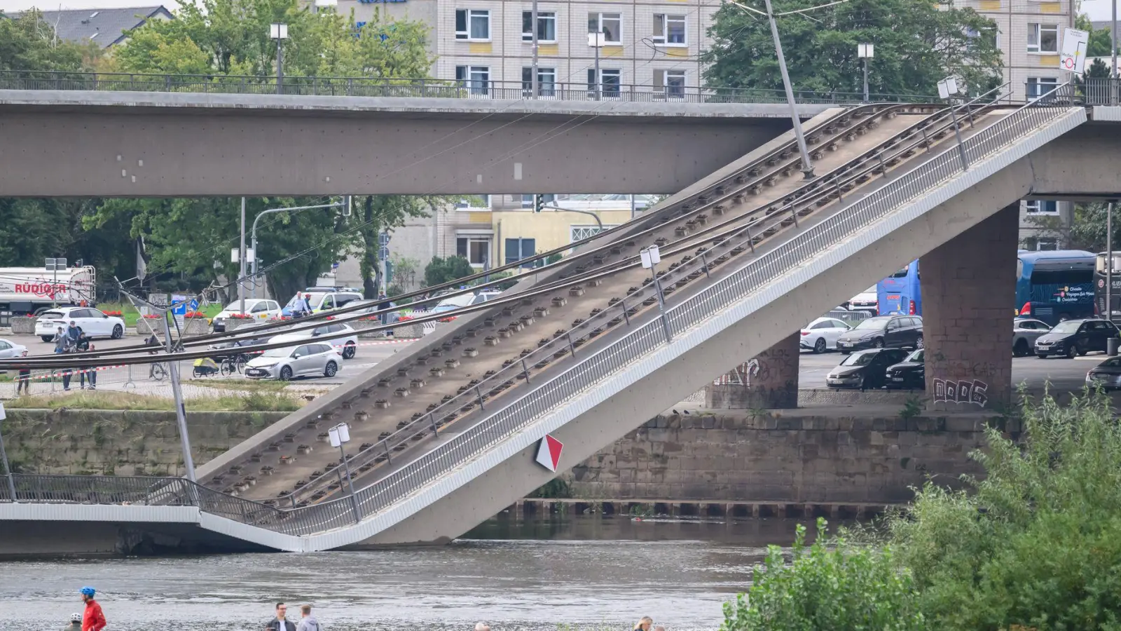 Die Brücke in Dresden liegt zum Teil im Wasser. (Foto: Robert Michael/dpa)