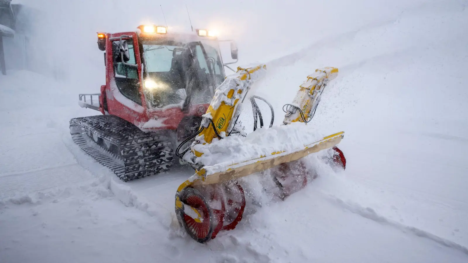 Die Saison 2023/2024 war mit viel Neuschnee gestartet. (Archivfoto)  (Foto: Peter Kneffel/dpa)