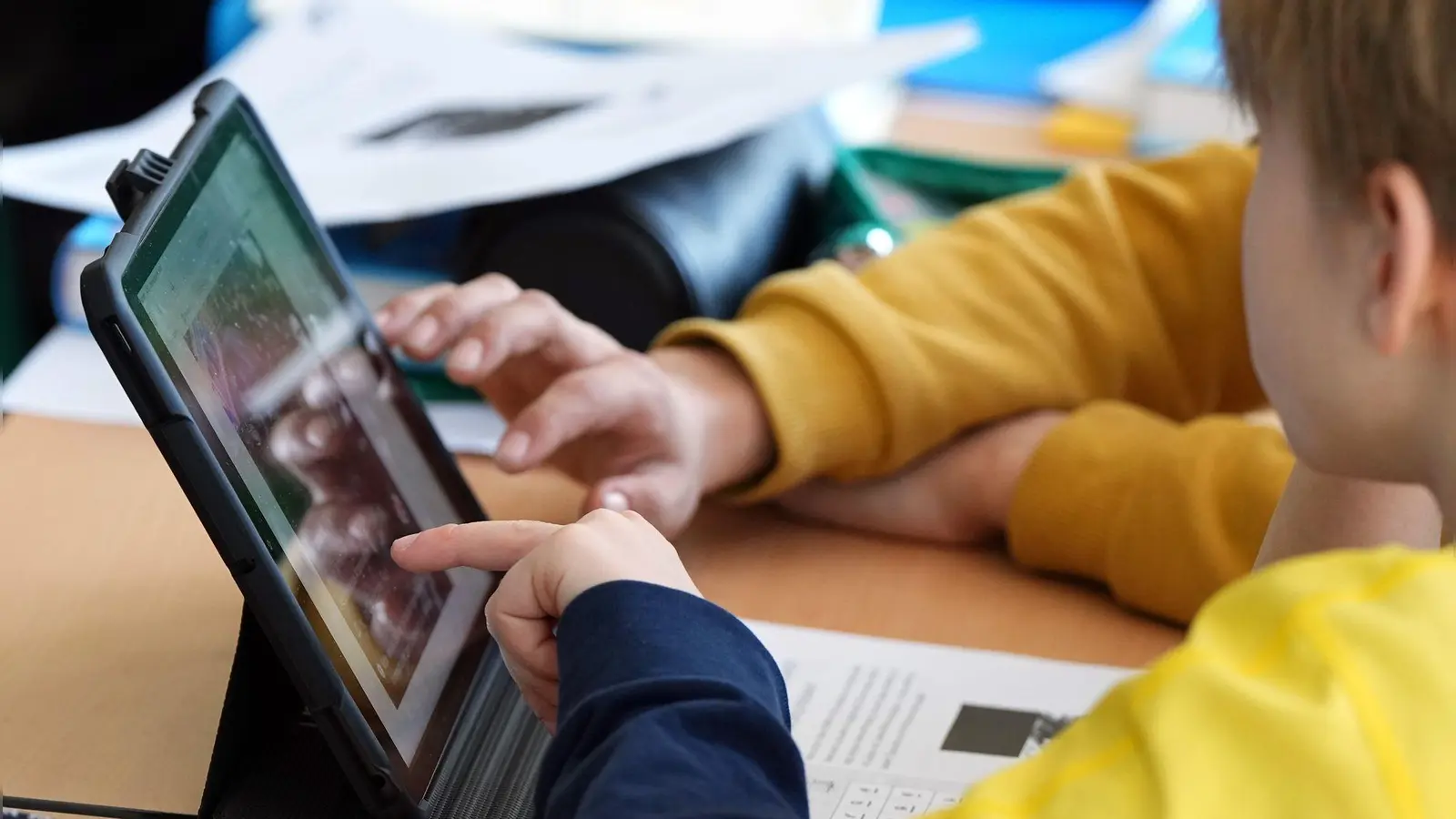 Online-Nachhilfeanbieter im Test: Die meisten Anbieter schnitten durchschnittlich ab - mit der Schulnote 3. (Foto: Soeren Stache/dpa/dpa-tmn)